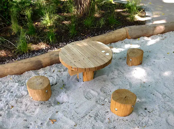 TABLE BASSE ET TABOURETS SPIELART